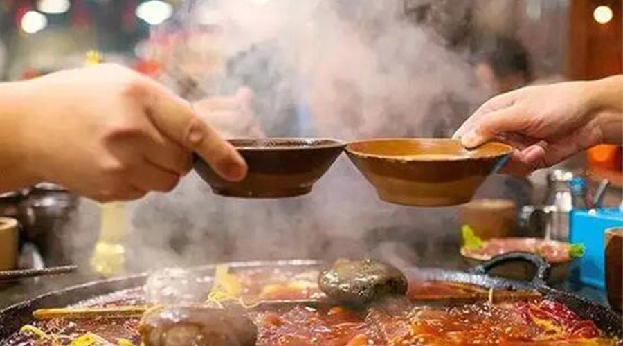 冬天火鍋團建引來一身火鍋味  衣物烘干機化解職場尷尬！